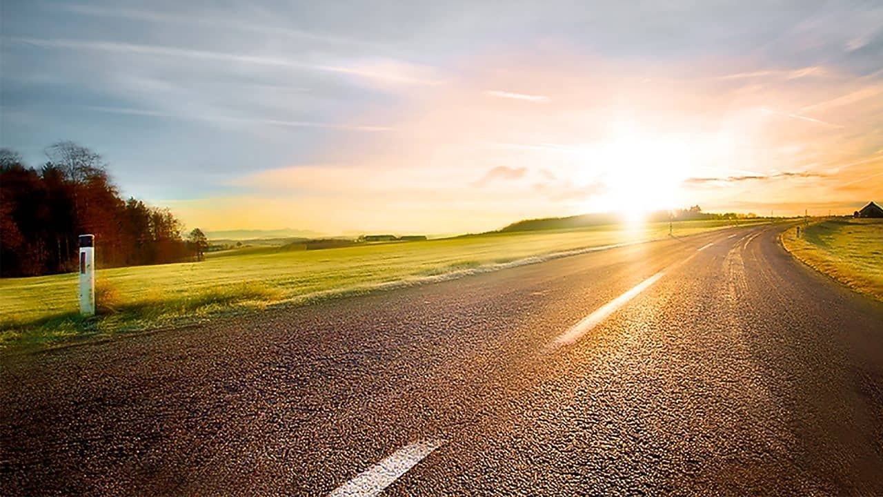 Route sinueuse au crépuscule