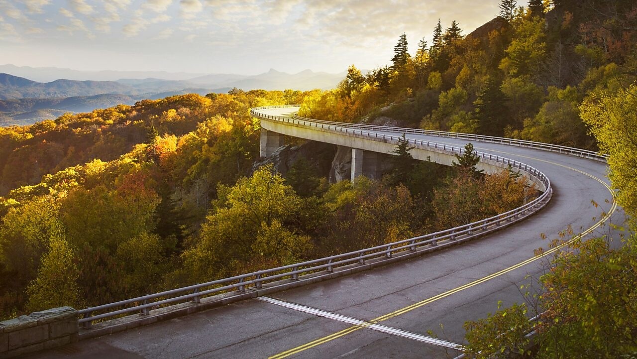 Route perchée en haut des montagnes