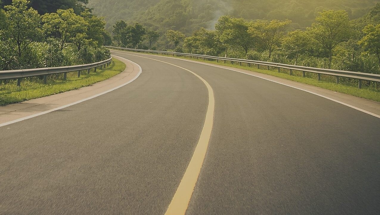 Une route sinueuse en Italie