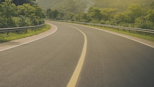 Une route sinueuse en Italie