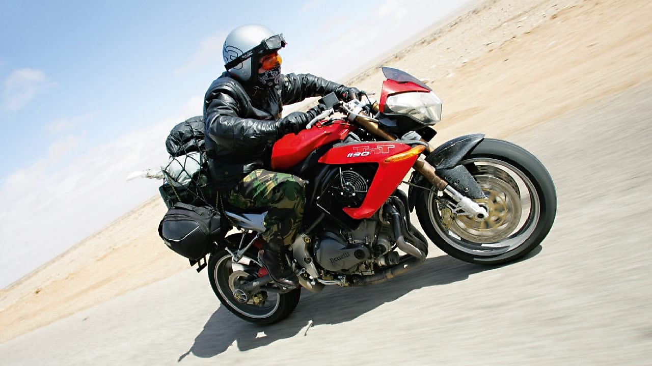 Gary Inman sur sa moto dans le désert