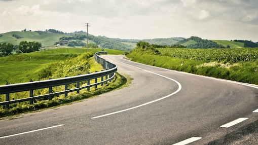Une route bien entretenue dans un paysage verdoyant