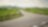 Une route bien entretenue dans un paysage verdoyant