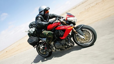 Gary Inman sur sa moto dans le désert