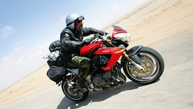 Gary Inman sur sa moto dans le désert