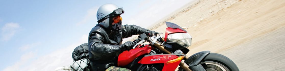 Gary Inman sur sa moto dans le désert