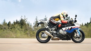 Un homme à moto sur une route de campagne
