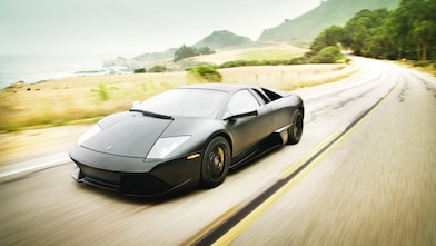 Voiture de sport sur la route du Pacifique