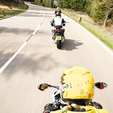 Trois motos qui roulent sur une route de montagne