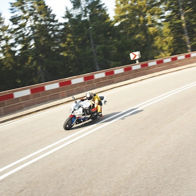 Une moto de course dans un virage en épingle