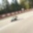 Une moto de course dans un virage en épingle