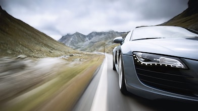 Une voiture sur une route de montagne sinueuse