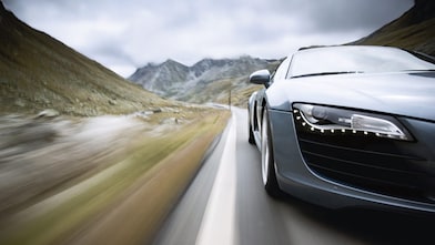 Une voiture sur une route de montagne sinueuse