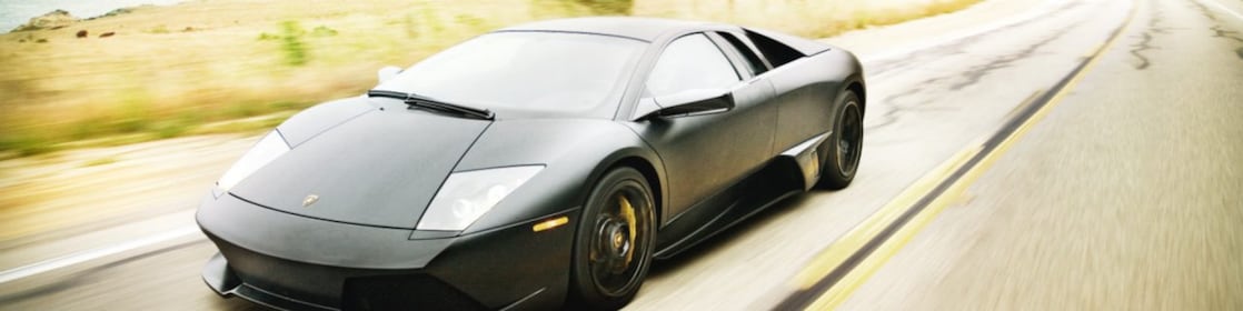 Voiture de sport sur la route du Pacifique