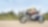 Un homme à moto sur une route de campagne