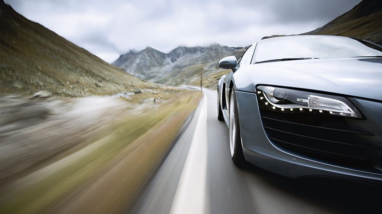 Une voiture sur une route de montagne sinueuse