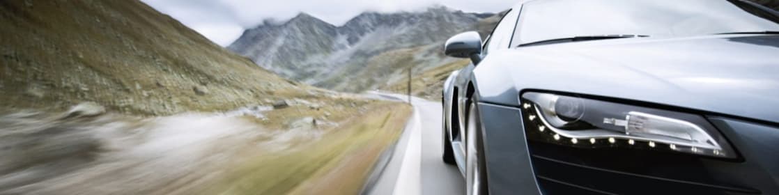 Une voiture sur une route de montagne sinueuse