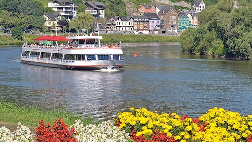 Un bateau sur un fleuve avec un magnifique village européen à l'arrière-plan