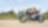 Un homme à moto sur une route de campagne