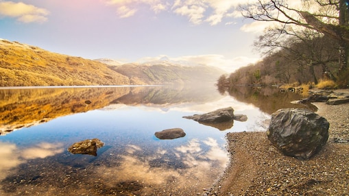 Un lac dans les Highlands écossais