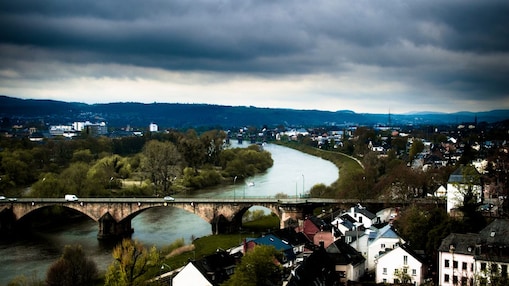 La mer au-dessus d'un pont, surplombée par une ville magnifique