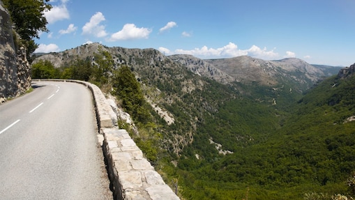 Route entre les montagnes au cœur d'une nature magnifique