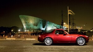 Une voiture rouge stationnée dans les rues d'Amsterdam