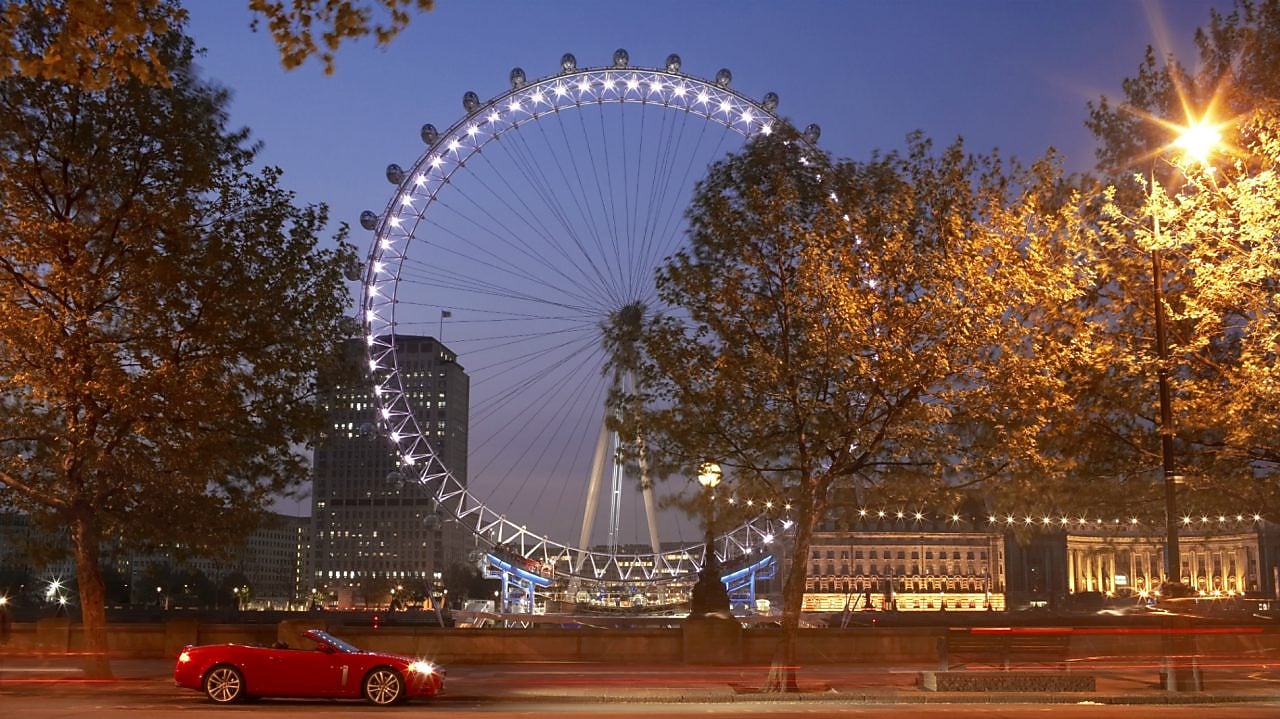 une voiture sur la route dans Londres