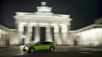 une voiture verte fonce dans la nuit