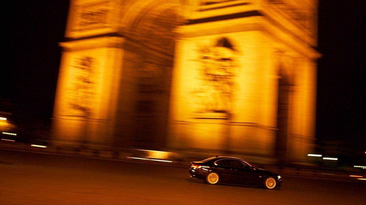 Voiture sur la route de nuit