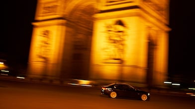 Voiture sur la route de nuit