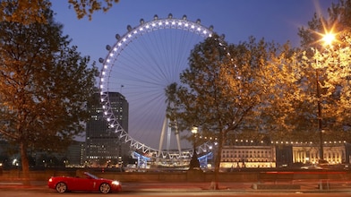 une voiture sur la route dans Londres