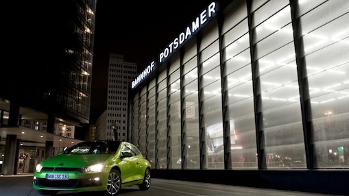Voiture sur la route à minuit