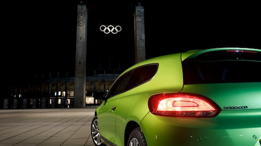 Voiture sur la route de nuit