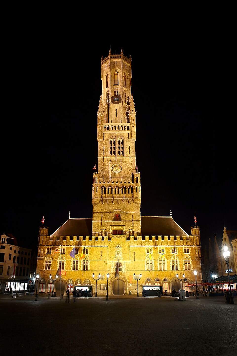 Vue de face de la cathédrale de Bruges de nuit