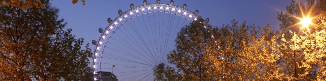 une voiture sur la route dans Londres