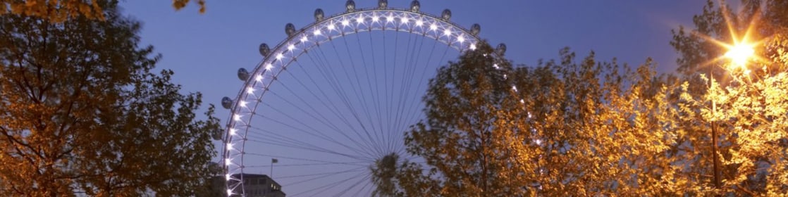 une voiture sur la route dans Londres