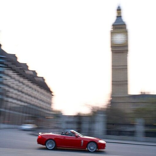 Une voiture dans la rue devant Big Ben