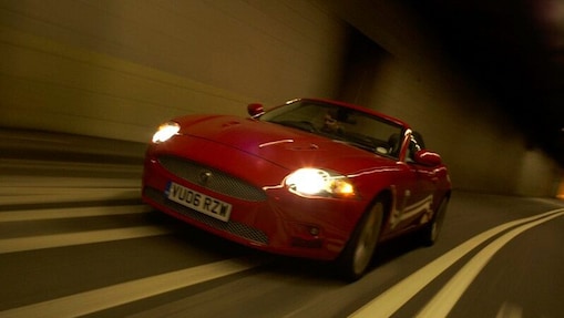 Une voiture dans un tunnel