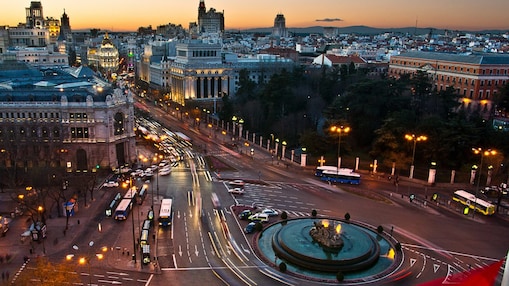 Vue aérienne de la place Cibeles à la tombée de la nuit
