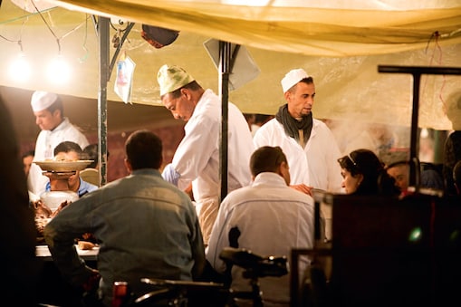 Le chef sert d'excellents plats