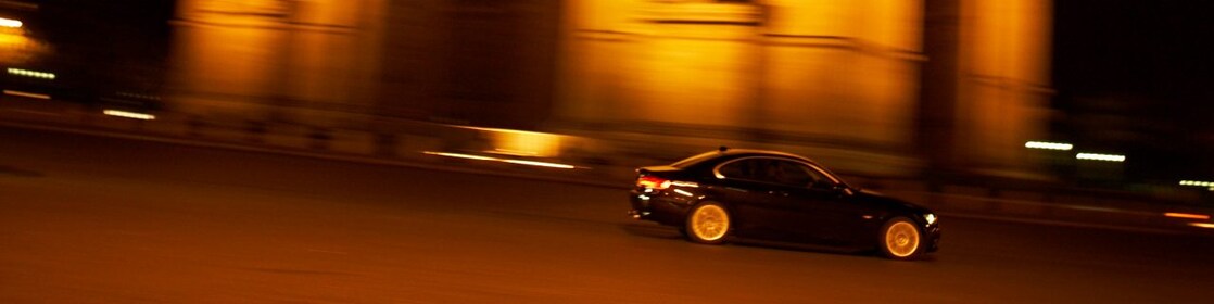 Voiture sur la route de nuit