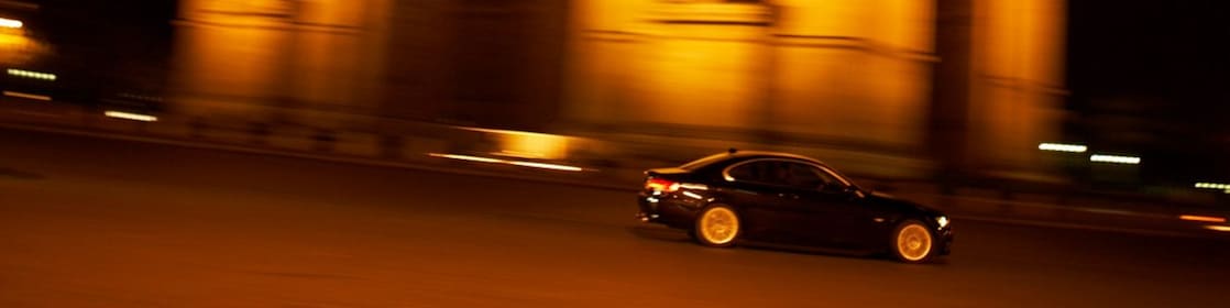 Voiture sur la route de nuit