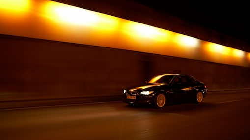 Une voiture dans le tunnel 