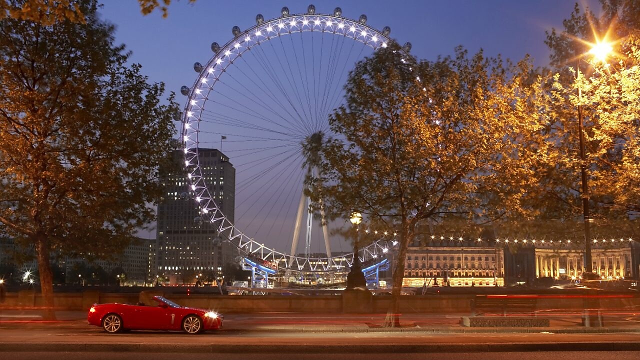 une voiture sur la route dans Londres
