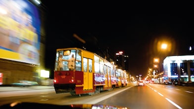 Un tramway de nuit dans une rue de Varsovie