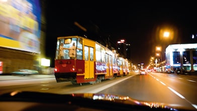 Un tramway de nuit dans une rue de Varsovie