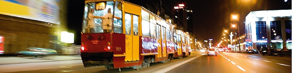 Un tramway de nuit dans une rue de Varsovie
