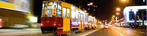 Un tramway de nuit dans une rue de Varsovie