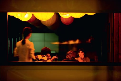 Des personnes assises à une table de restaurant